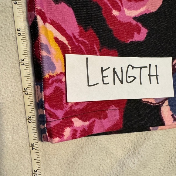 (11/12) An Express Bounty of Slightly Shimmering Roses on Black, Wide-Leg Capri - Picture 3 of 13